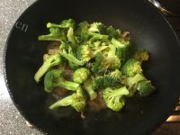 美味可口的香菇西兰花炒肉丝做法图解7)