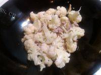 家常菜花菜炒肉丝做法图解3)