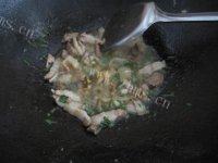 简易五花肉炒蕨菜做法图解6)
