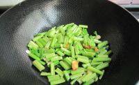 家常菜芹菜炒虾仁做法图解6)