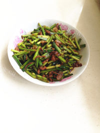 芳香四溢的蒜苔炒肉做法图解12)