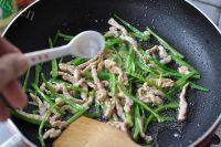「家有大厨」榨菜肉丝做法图解7)