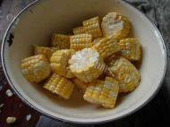 玉米排骨汤的做法图解三