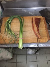 诱人的腊肉炒蒜苗做法图解1)