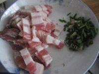 简易五花肉炒蕨菜做法图解2)