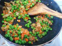 家常菜肉末炒豌豆做法图解8)