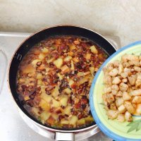 可口的香菇土豆卤肉饭做法图解14)