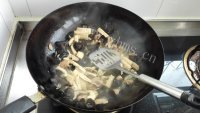 好吃的腐竹秋耳炒肉做法图解6)