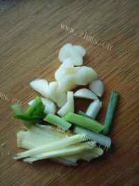家常菜腐竹炒芹菜做法图解2)
