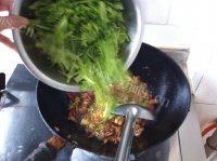 健康营养的芹菜炒肉丝做法图解6)