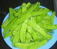 可口的蒜香荷兰豆做法图解2)