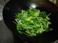 美味营养的芹菜炒豆皮做法图解4)