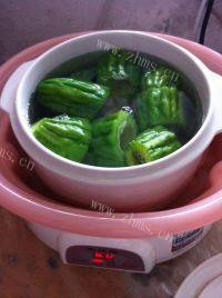 美味的猪骨黄豆苦瓜汤做法图解4)