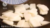 自制荠菜炒年糕做法图解4)