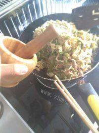 好吃的铁锅豆角焖面做法图解9)