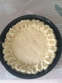 美味的培根火腿心花边披萨做法图解9)