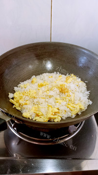 美味的火腿鸡蛋炒饭做法图解4)