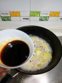 家常美食蒜香猪肉土豆做法图解6)