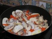 家常菜蘑菇胡萝卜炒肉做法图解4)