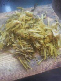 美味的酸菜鱼头汤做法图解9)