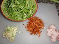 家常肉炒芹菜做法图解1)