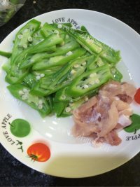 美味的羊角豆炒肉做法图解4)