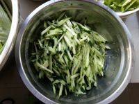 家常菜金针菇拌黄瓜做法图解3)