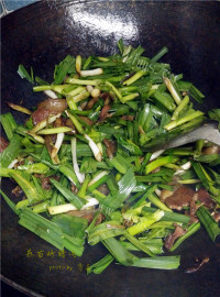好吃的蒜苗炒腊肉做法图解7)