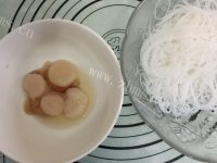 滋补的蒜蓉粉丝蒸扇贝做法图解1)