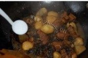 口感极佳的梅干菜芋艿烧做法图解10)
