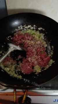 自制香菇牛肉酱做法图解3)