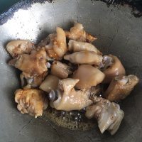 诱人的黄豆焖猪蹄做法图解5)