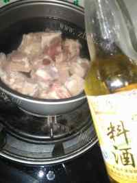 美味的西红柿排骨汤做法图解4)