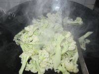 简单的花菜炒肉做法图解3)