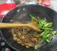 超喜欢的尖椒炒肉做法图解6)