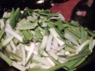 美味的蒜苗肉片做法图解4)