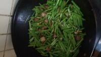 家常菜茼蒿炒肉做法图解5)