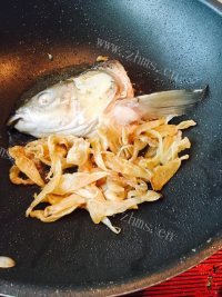 美味的鱼头白菜汤做法图解5)