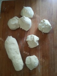 美味的芹菜猪肉馅饼做法图解2)