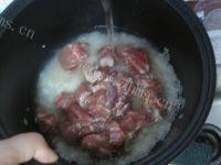 美味的腊味排骨煲仔饭做法图解7)