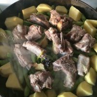 美味的铁锅排骨炖芸豆的做法图解七