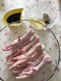 营养丰富的红烧鸡爪做法图解4)