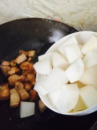 家常菜萝卜炖肉做法图解7)