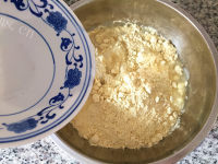美味的野蒜土豆馅煎糕做法图解7)