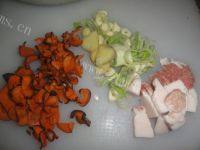 家常菜肉炒平菇做法图解2)