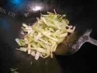 家常菜炒芹菜做法图解5)