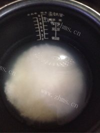 香气浓郁的三文鱼蔬菜粥做法图解4)