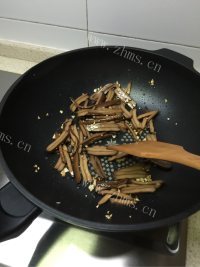 下饭的青椒炒香干做法图解4)