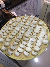 油而不腻的酸菜饺子做法图解3)