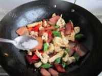 家常菜腊肉炒花菜做法图解11)
